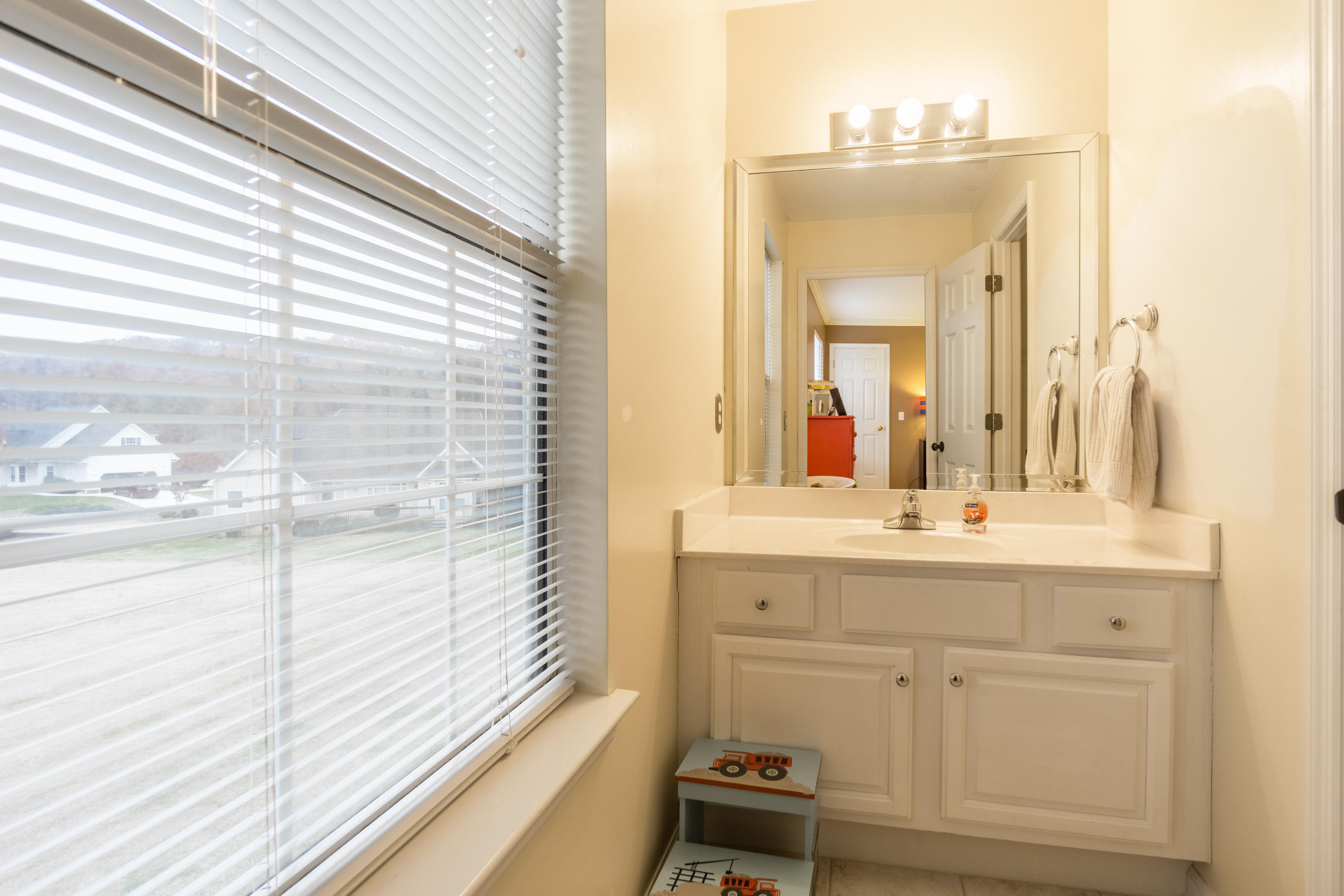 878 Cherokee Valley Road Ringgold, GA 30736 - Photo 31 of 62 Upstairs Bathroom View 2