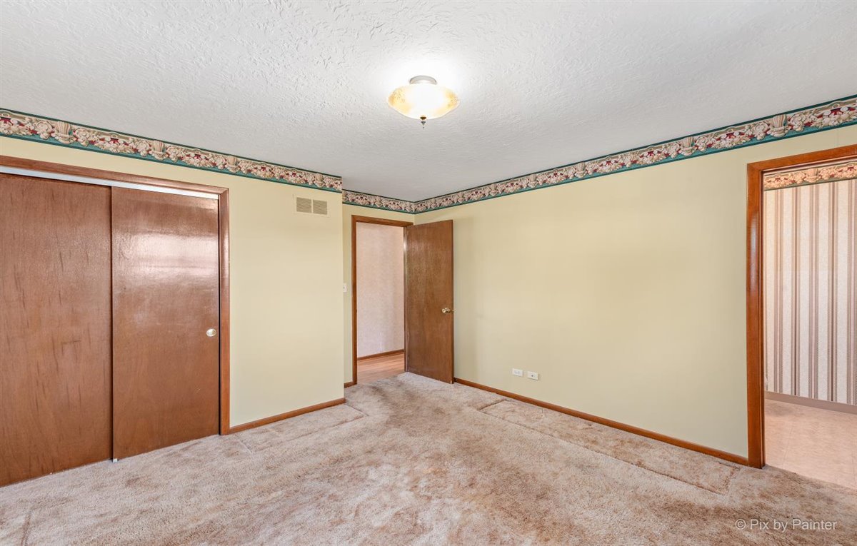 505 North Green Ridge Street Addison, IL 60101 - Photo 11 of 29