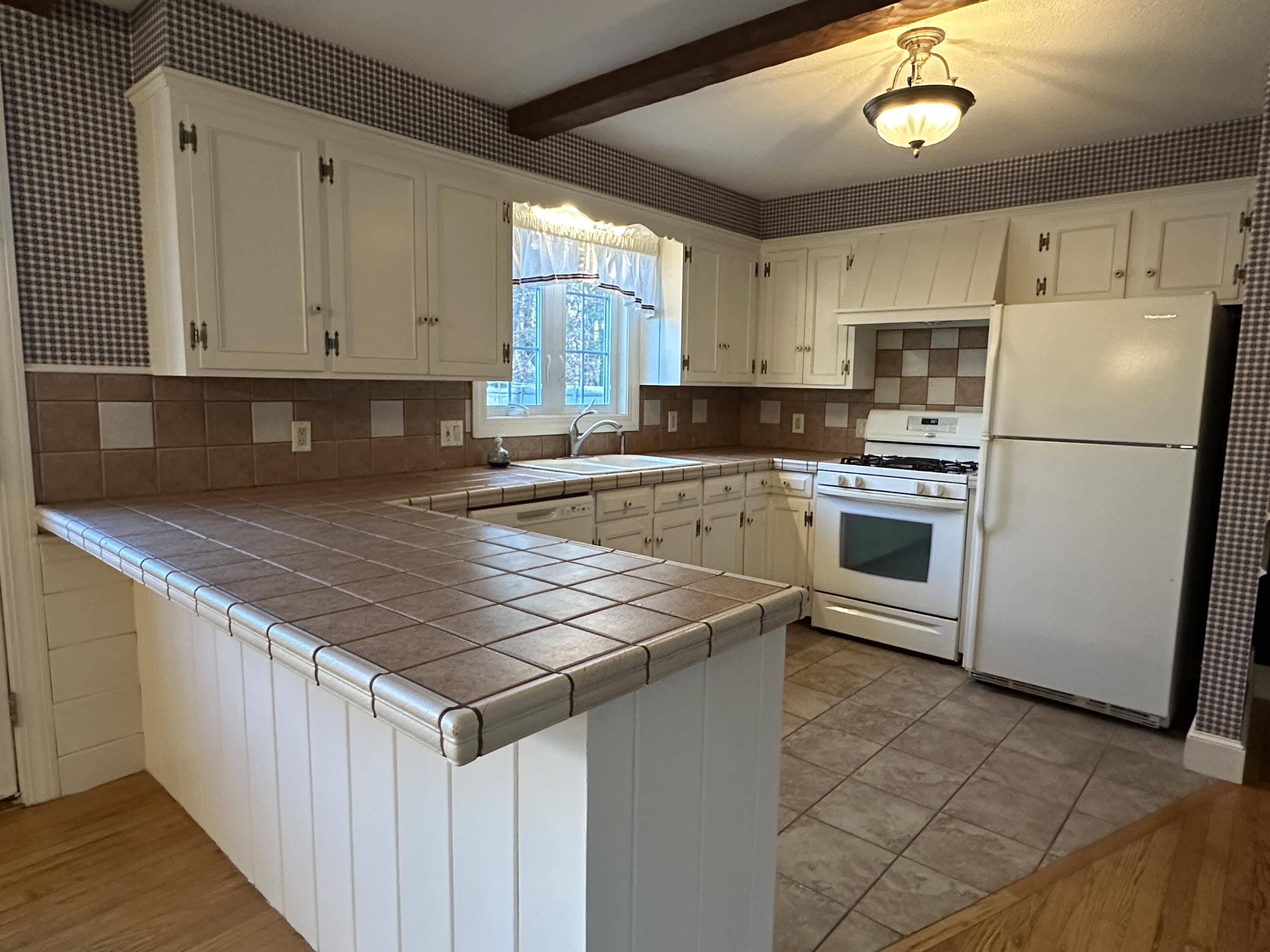 1 Pine Ridge Road Saco, ME 04072 - Photo 5 of 54 kitchen counters-bkfst bar