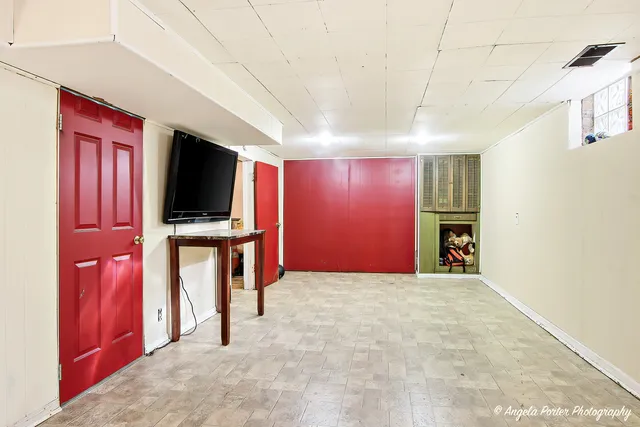 a view of a livingroom with furniture