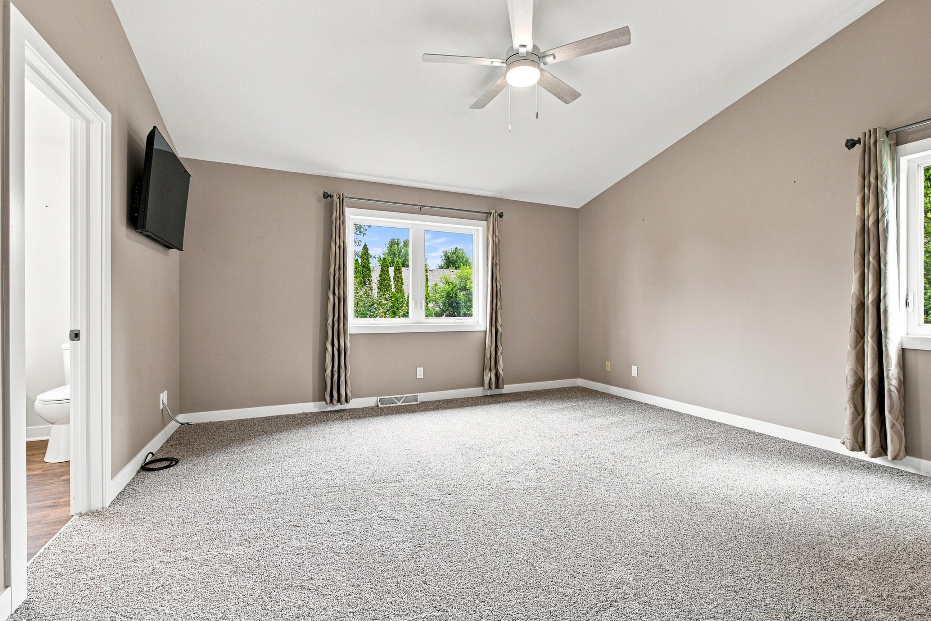 4094 West Whispering Ridge Pass Franklin, WI 53132 - Photo 19 of 48 Primary Bedroom