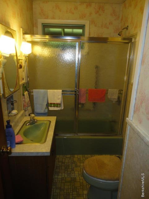 580 Holmes Road Pittsfield, MA 01201 - Photo 3 of 19 DSC02489