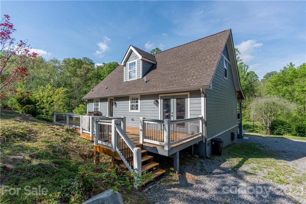 301 Fowler Lane Clyde, NC 28721 - Photo 27 of 47 a backyard of a house with table and chairs