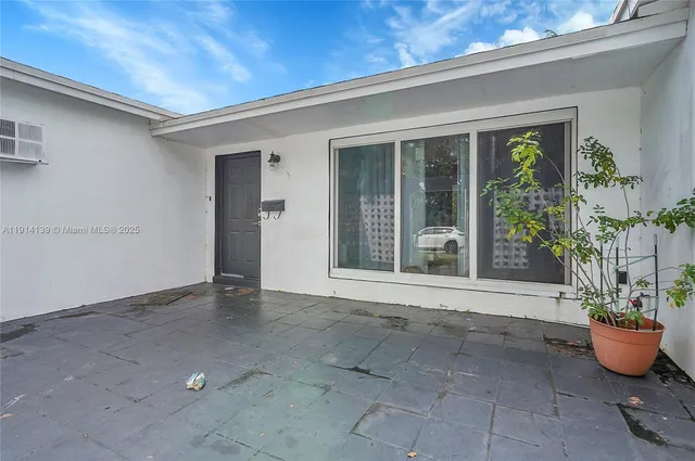 a view of an entryway of the house