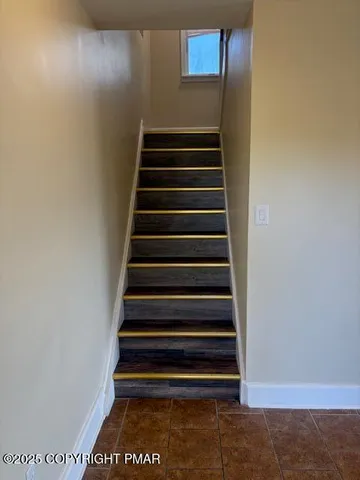 a view of front of a house with a yard