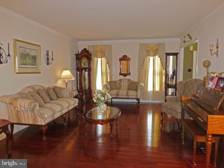 33 Fairwood Avenue Sinking Spring, PA 19608 - Photo 10 of 25 Living Room
