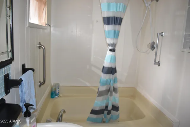 a bath room with a bath tub