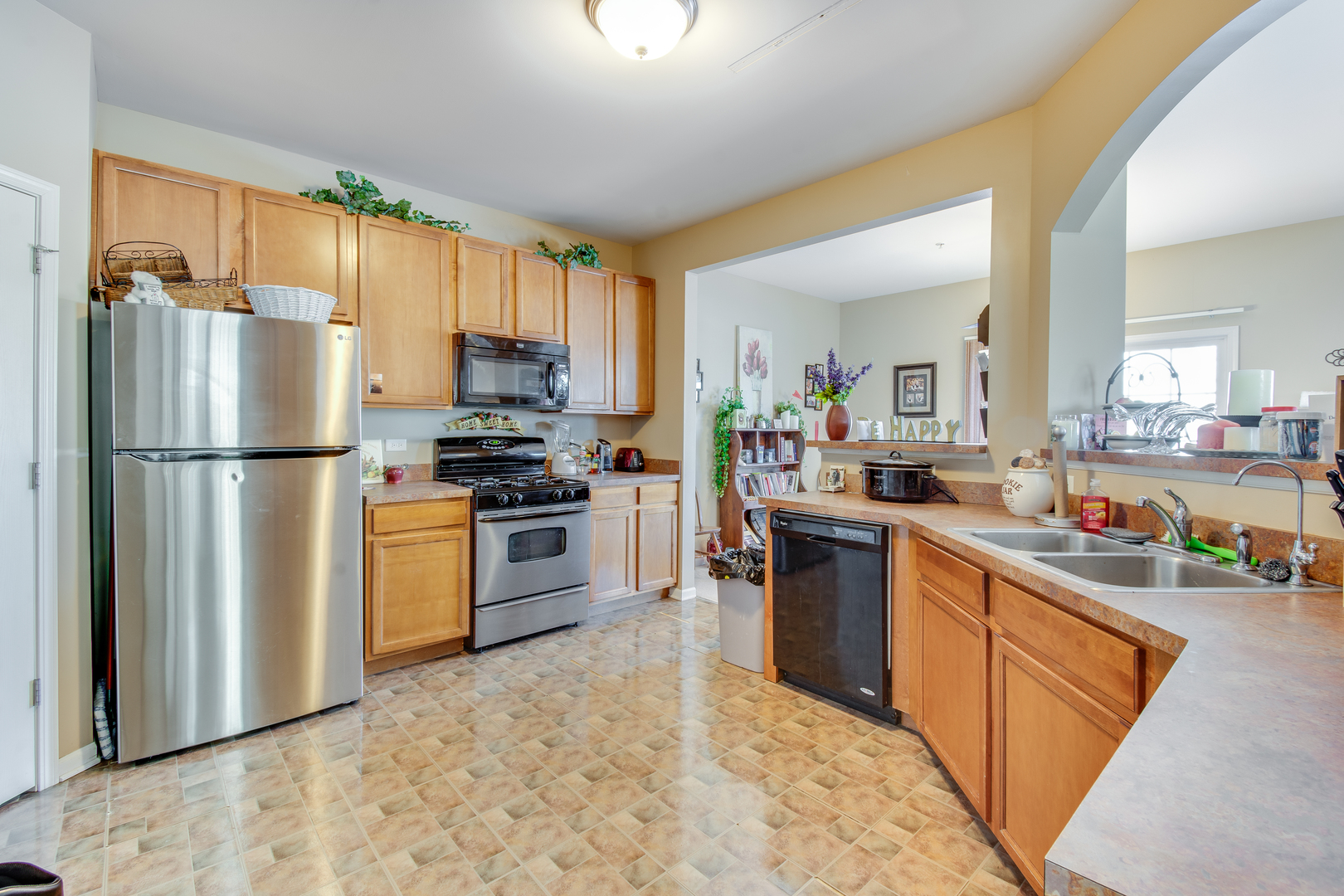 2765 Crooker Drive Yorkville, IL 60560 - Photo 7 of 21 a kitchen with granite countertop a refrigerator stove top oven and sink