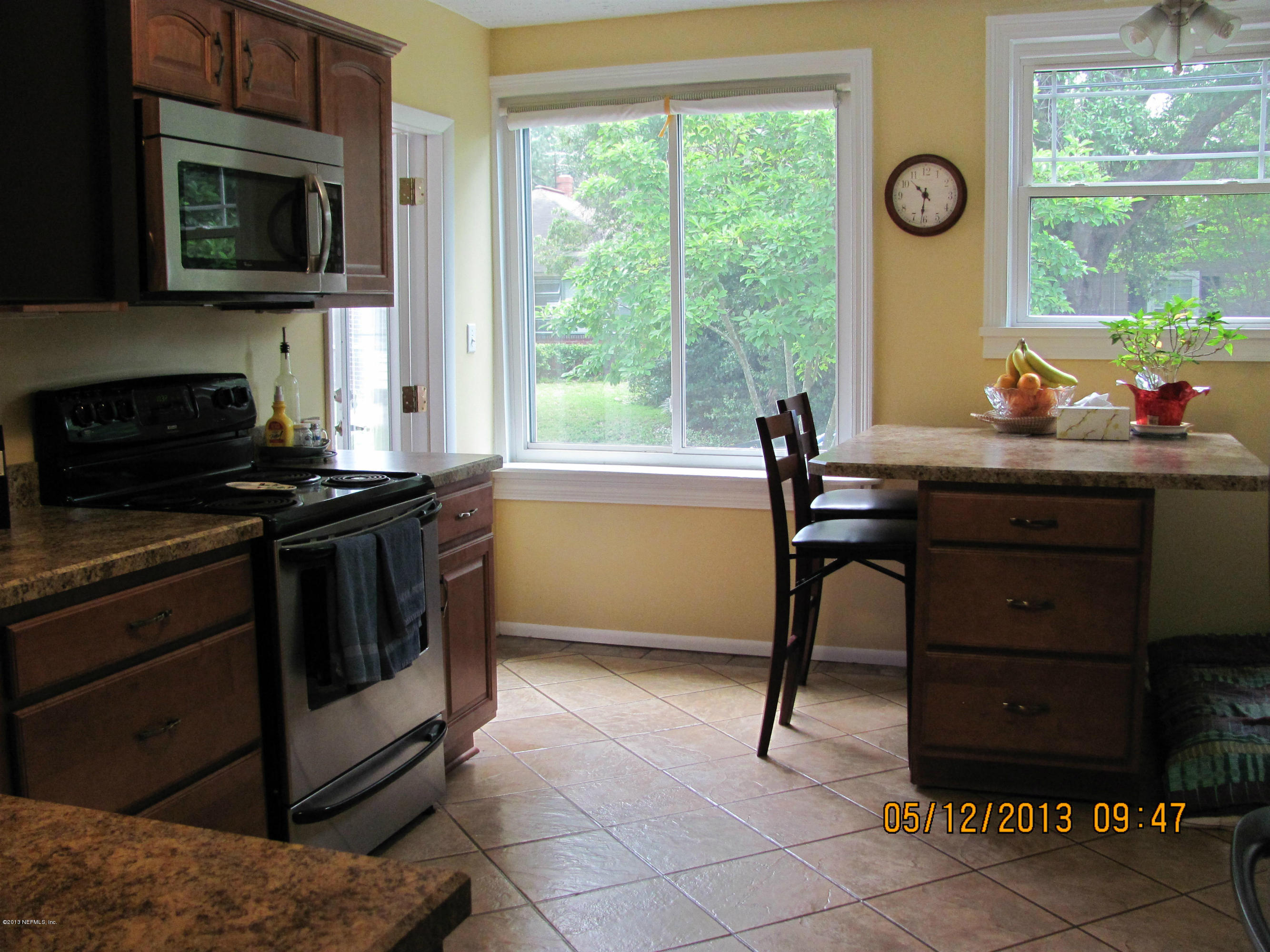 2121 Southampton Road Jacksonville, FL 32207 - Photo 19 of 21 a kitchen with a stove a microwave and a table