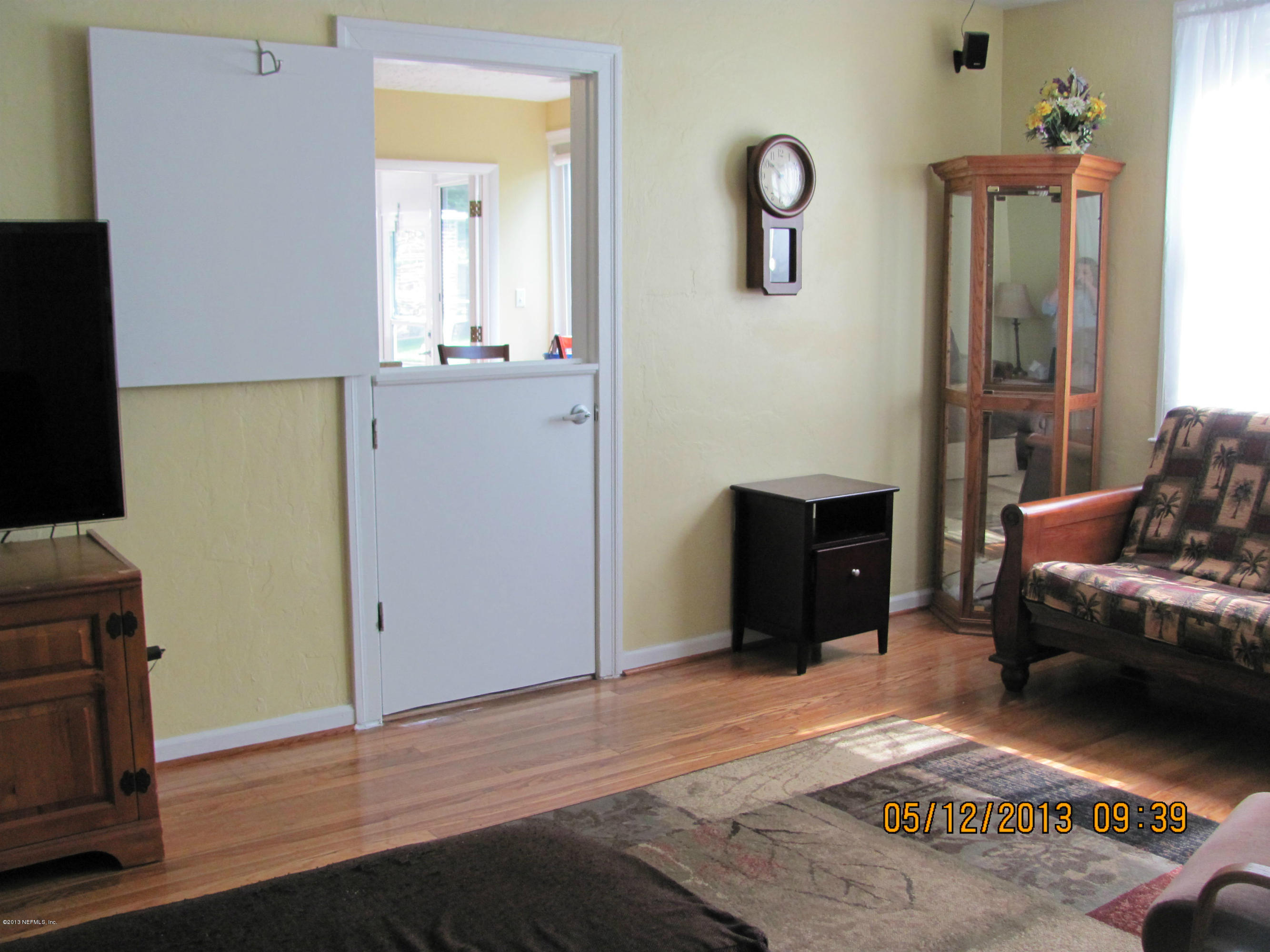2121 Southampton Road Jacksonville, FL 32207 - Photo 10 of 21 a living room with furniture and a flat screen tv