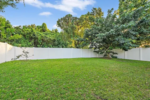 a view of a backyard