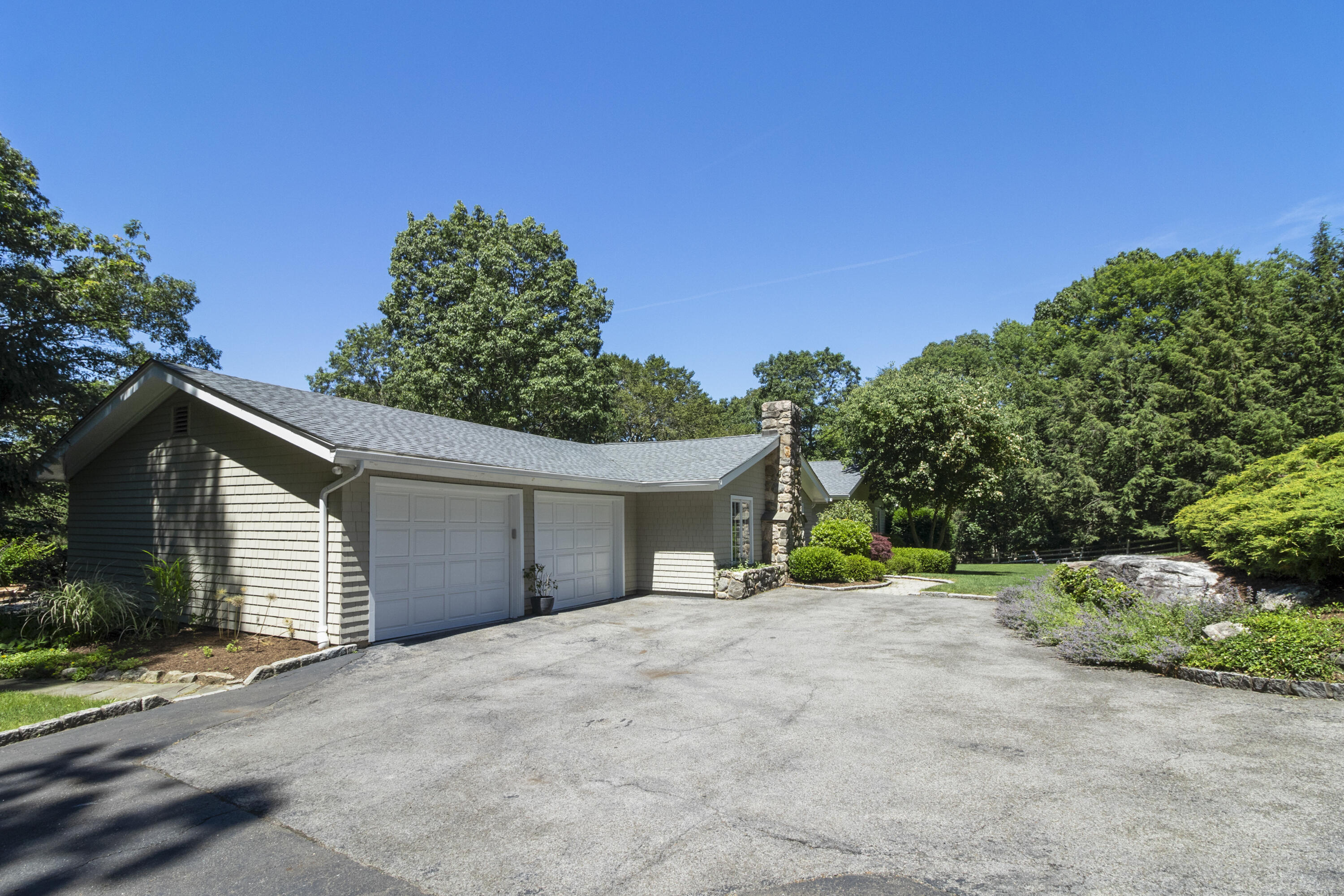 001-photo-front-view-9376952