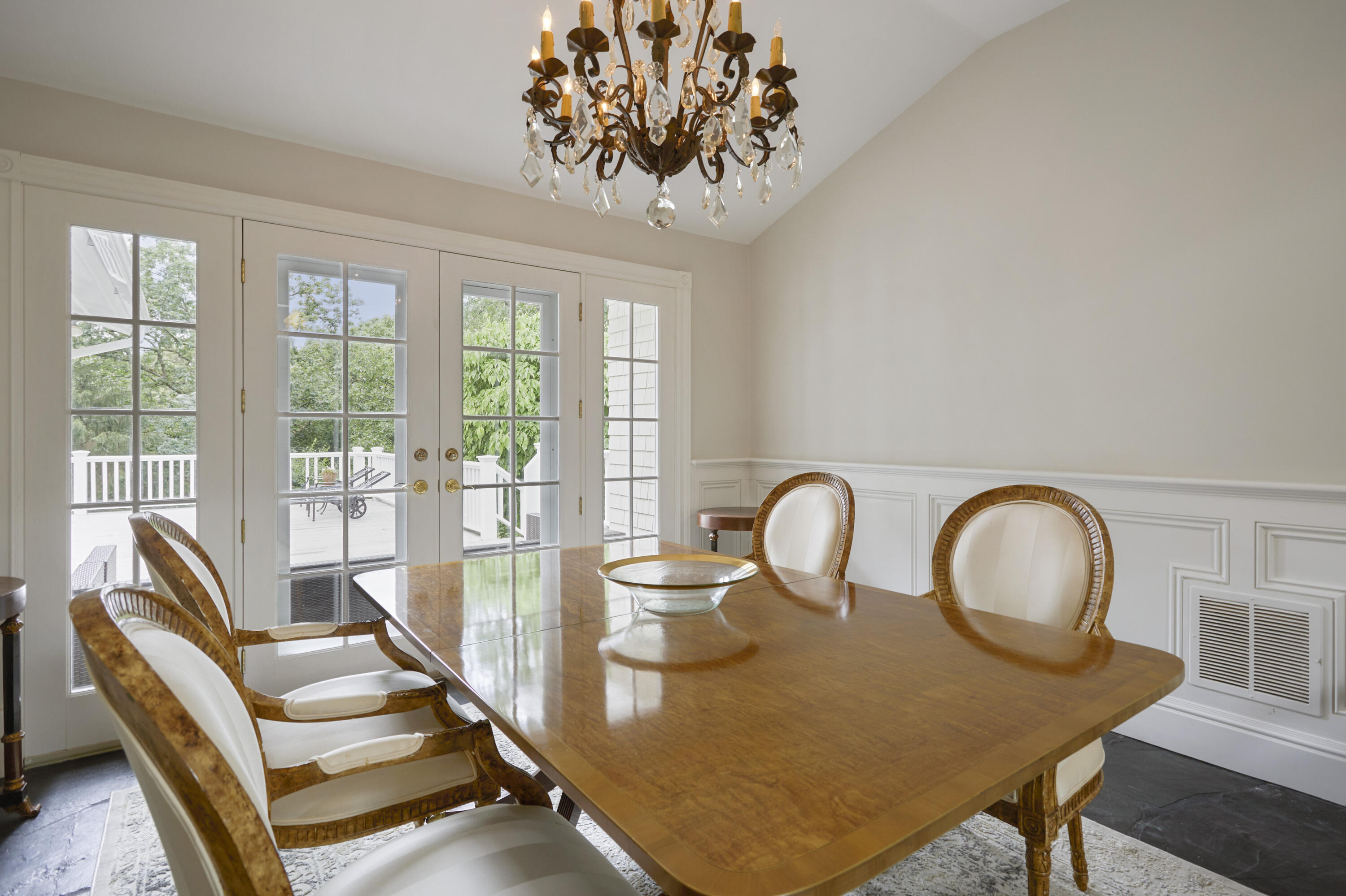189 Parish Road New Canaan, CT 06840 - Photo 13 of 40 009-photo-no-caption-9401504