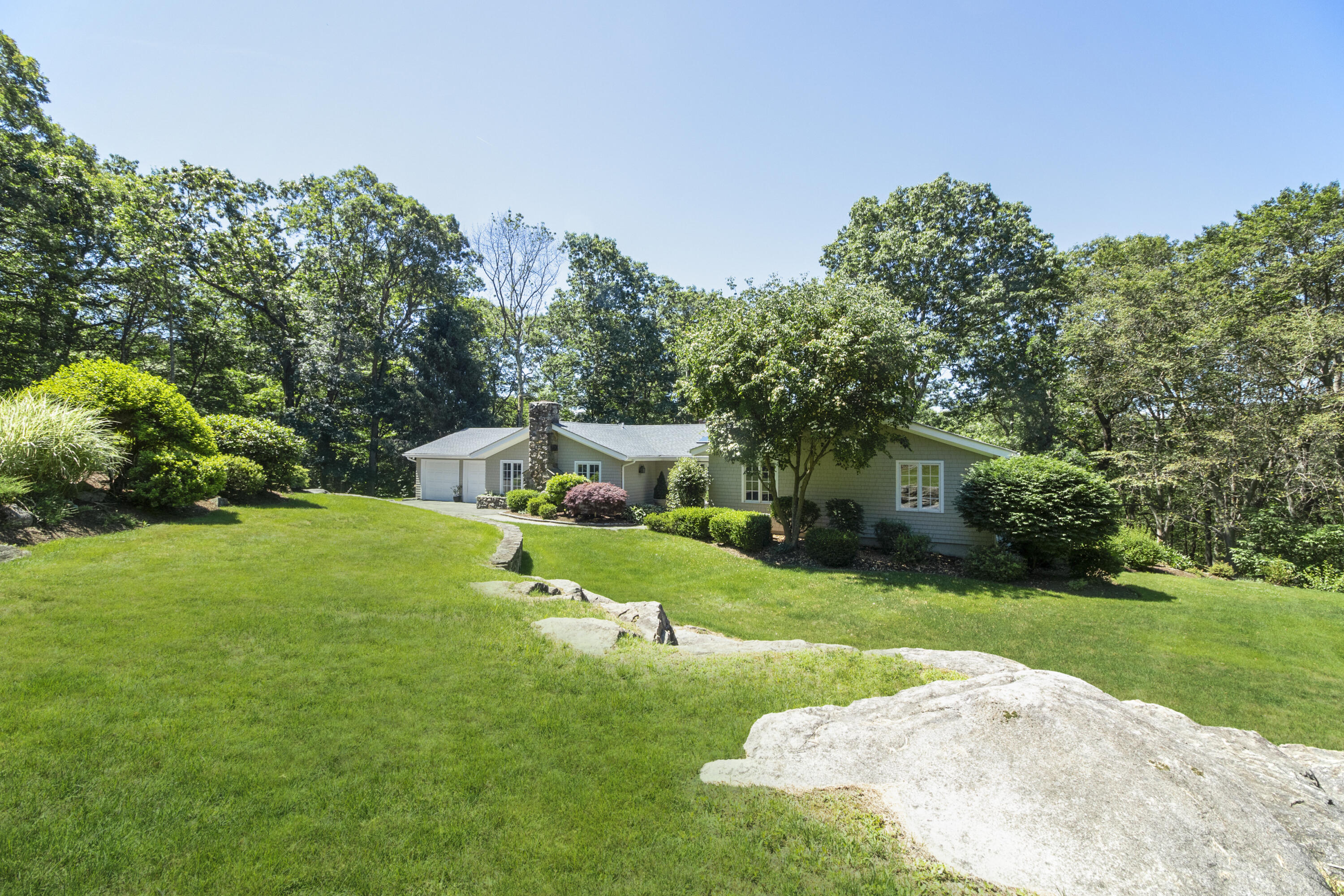 002-photo-front-view-9376950