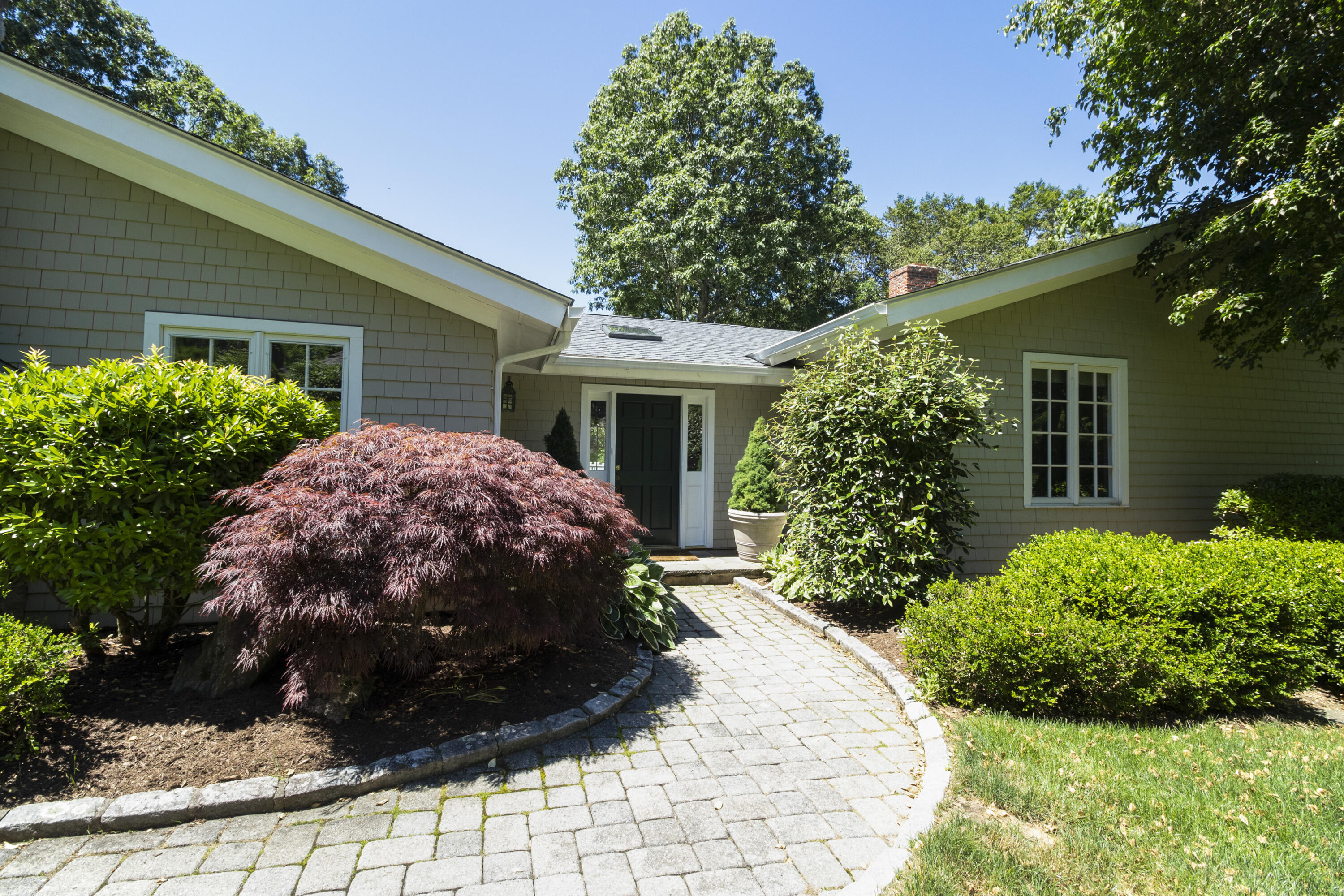 003-photo-front-view-9376951