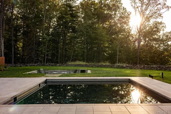 a view of a back yard