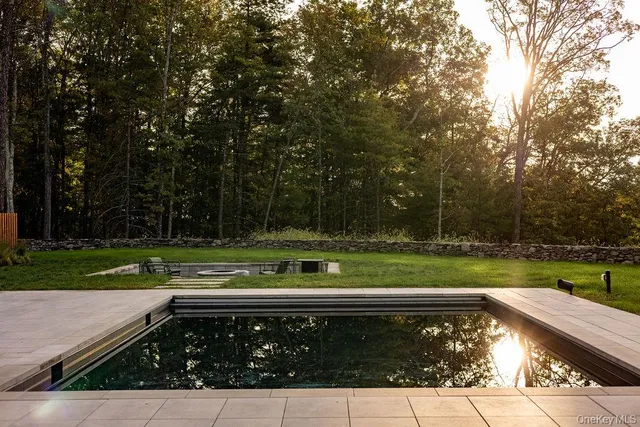 a view of a back yard