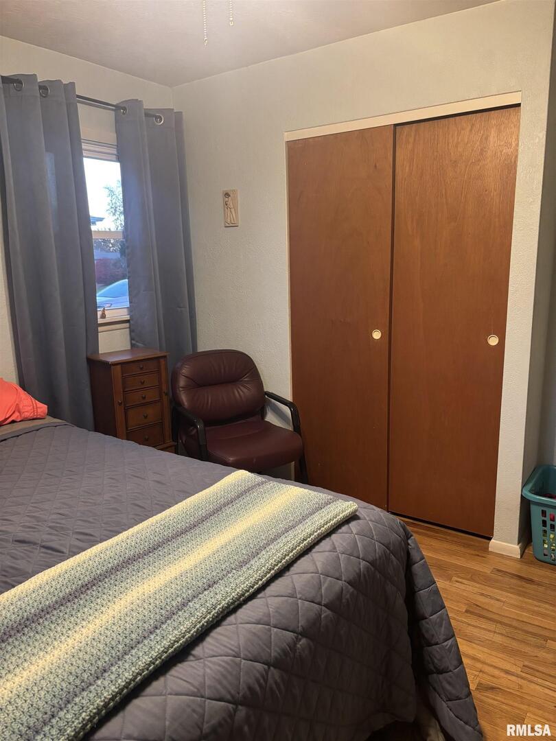 434 Payson Street Kewanee, IL 61443 - Photo 21 of 38 a bedroom with a bed and a mirror