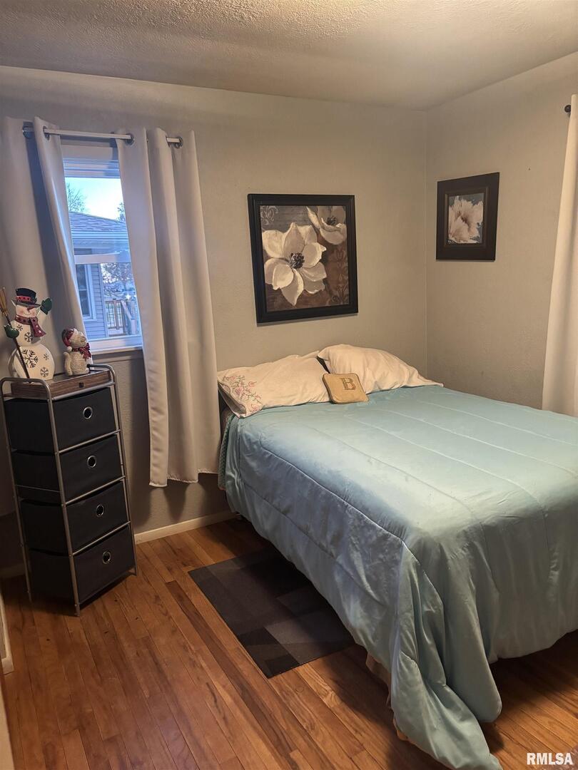 434 Payson Street Kewanee, IL 61443 - Photo 25 of 38 a bedroom with a bed and a dresser