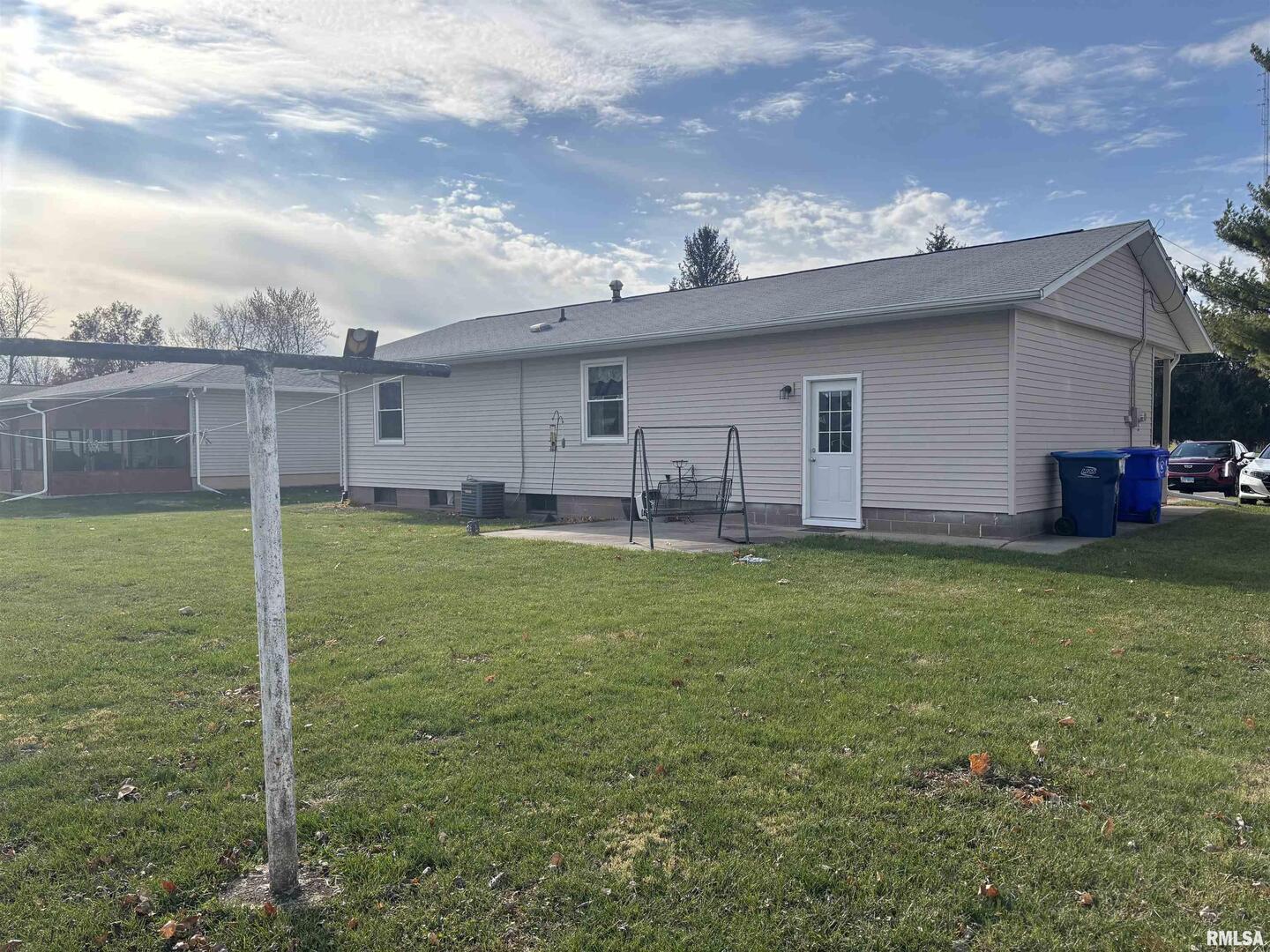 434 Payson Street Kewanee, IL 61443 - Photo 33 of 38 a backyard of a house with table and chairs