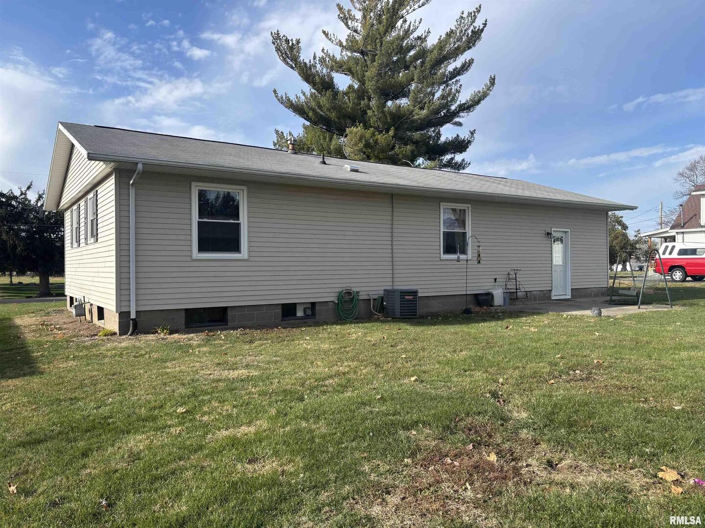 434 Payson Street Kewanee, IL 61443 - Photo 4 of 38 a house view with a garden space