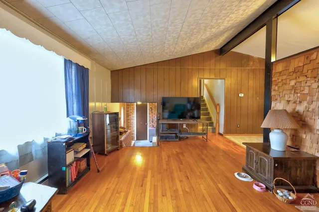 a view of entryway with a rug