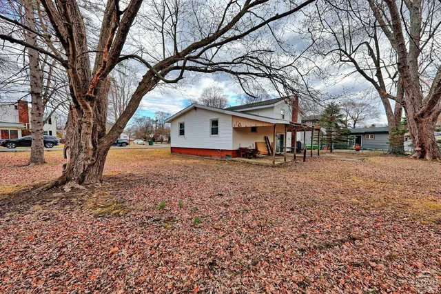 a view of backyard of the house