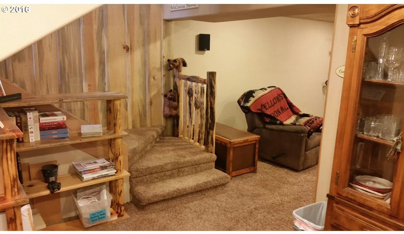 77862 North Ash Road Stanfield, OR 97875 - Photo 12 of 28 a living room with furniture