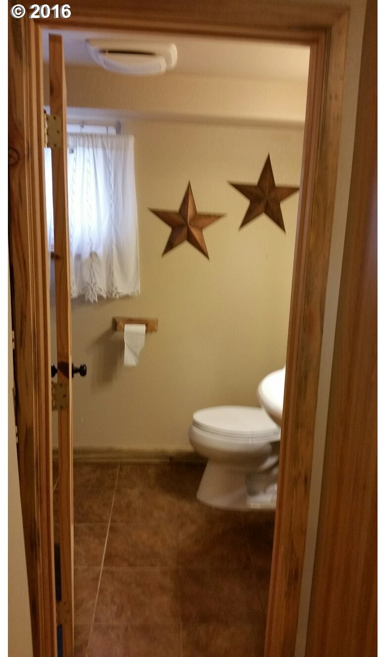 77862 North Ash Road Stanfield, OR 97875 - Photo 18 of 28 a bathroom with a toilet and a shower