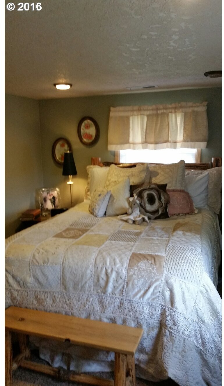 77862 North Ash Road Stanfield, OR 97875 - Photo 8 of 28 a bedroom with a bed and a lamp