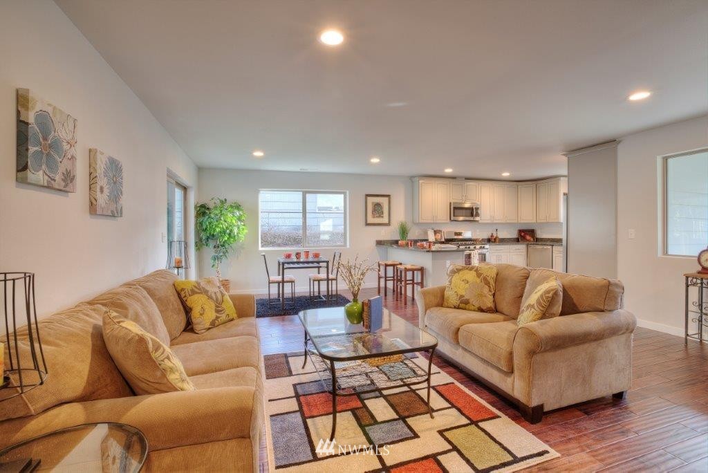 634 Southwest 107th Street Seattle, WA 98146 - Photo 2 of 14 Gallery Image 2