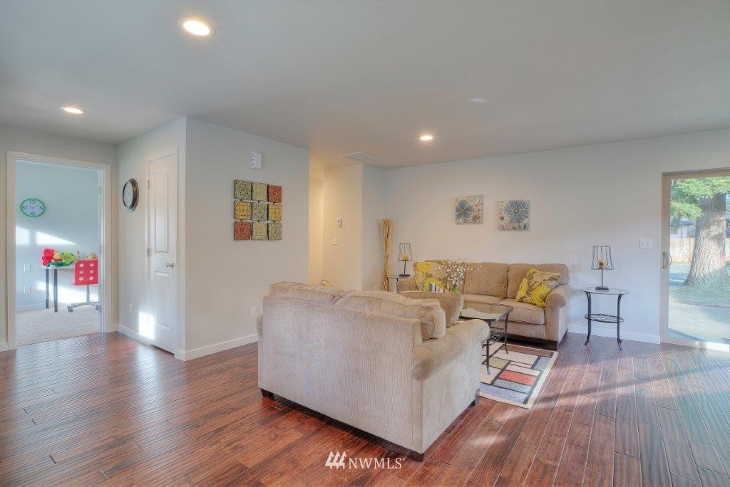 634 Southwest 107th Street Seattle, WA 98146 - Photo 3 of 14 Gallery Image 3