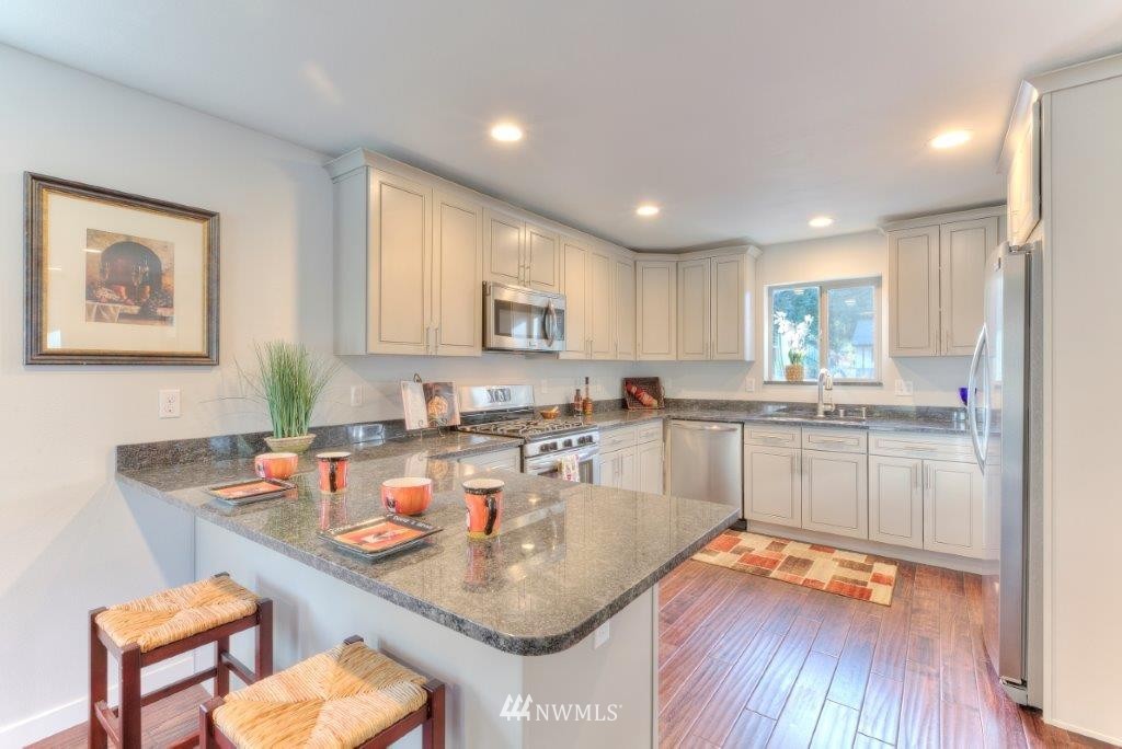 634 Southwest 107th Street Seattle, WA 98146 - Photo 5 of 14 Gallery Image 5