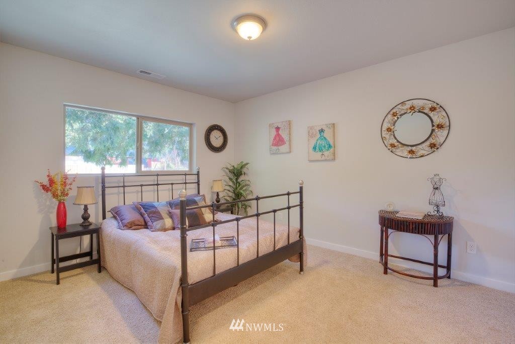 634 Southwest 107th Street Seattle, WA 98146 - Photo 6 of 14 Gallery Image 6