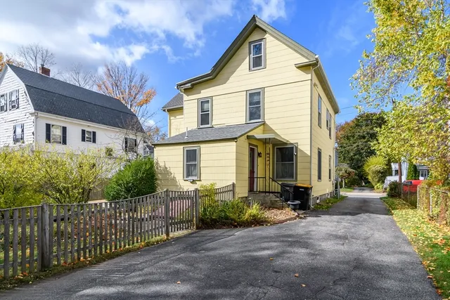 a view of a house with a yard