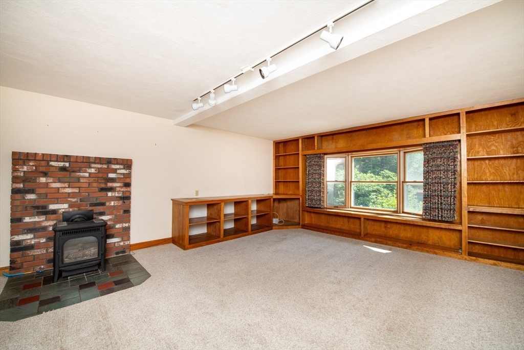 24 Ichabod Lane Marion, MA 02738 - Photo 13 of 35 a room with furniture and a window