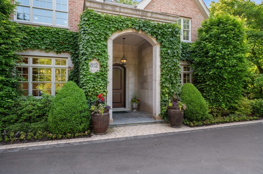 812 Hibbard Road Winnetka, IL 60093 - Photo 3 of 46 front view of a house