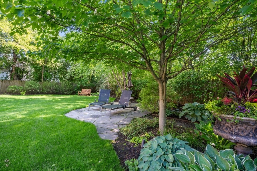 812 Hibbard Road Winnetka, IL 60093 - Photo 43 of 46 a view of a garden with trees