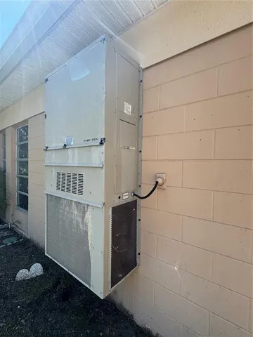 a view of a house with backyard and garden