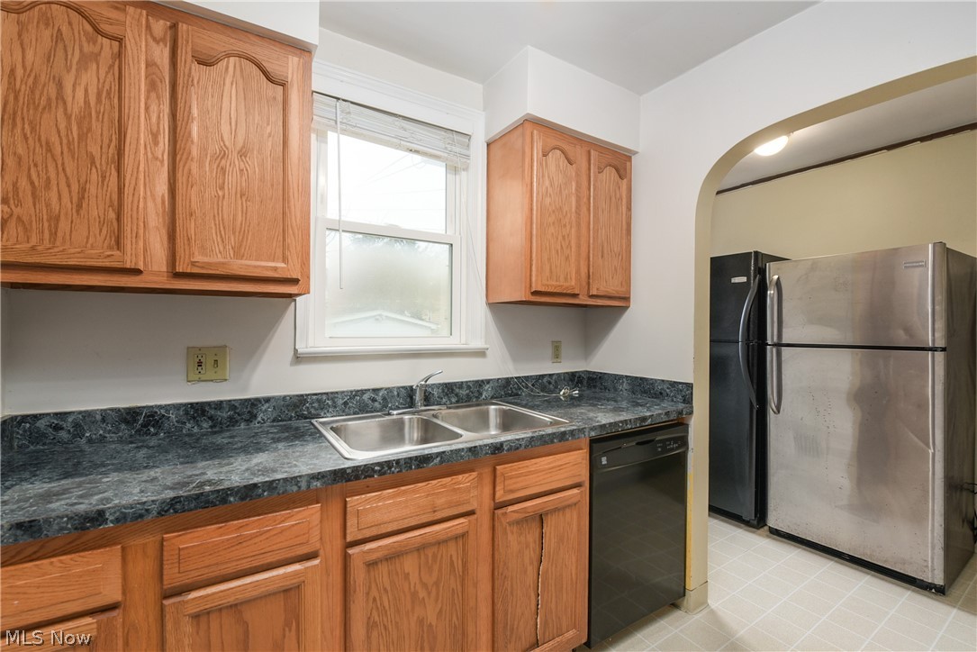 1148 Pennfield Road Cleveland, OH 44121 - Photo 12 of 32