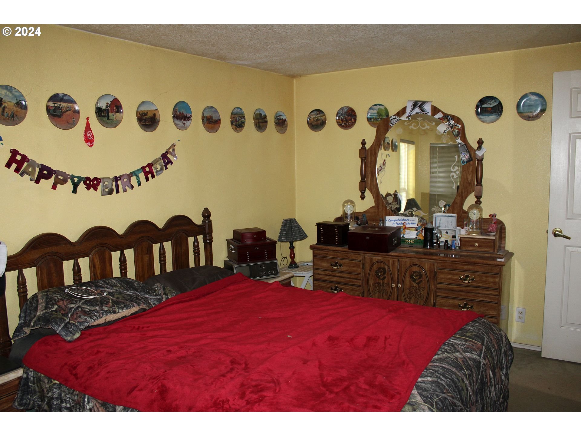 11331 South Wildcat Road Molalla, OR 97038 - Photo 10 of 34 a bed room with a bed and a dresser