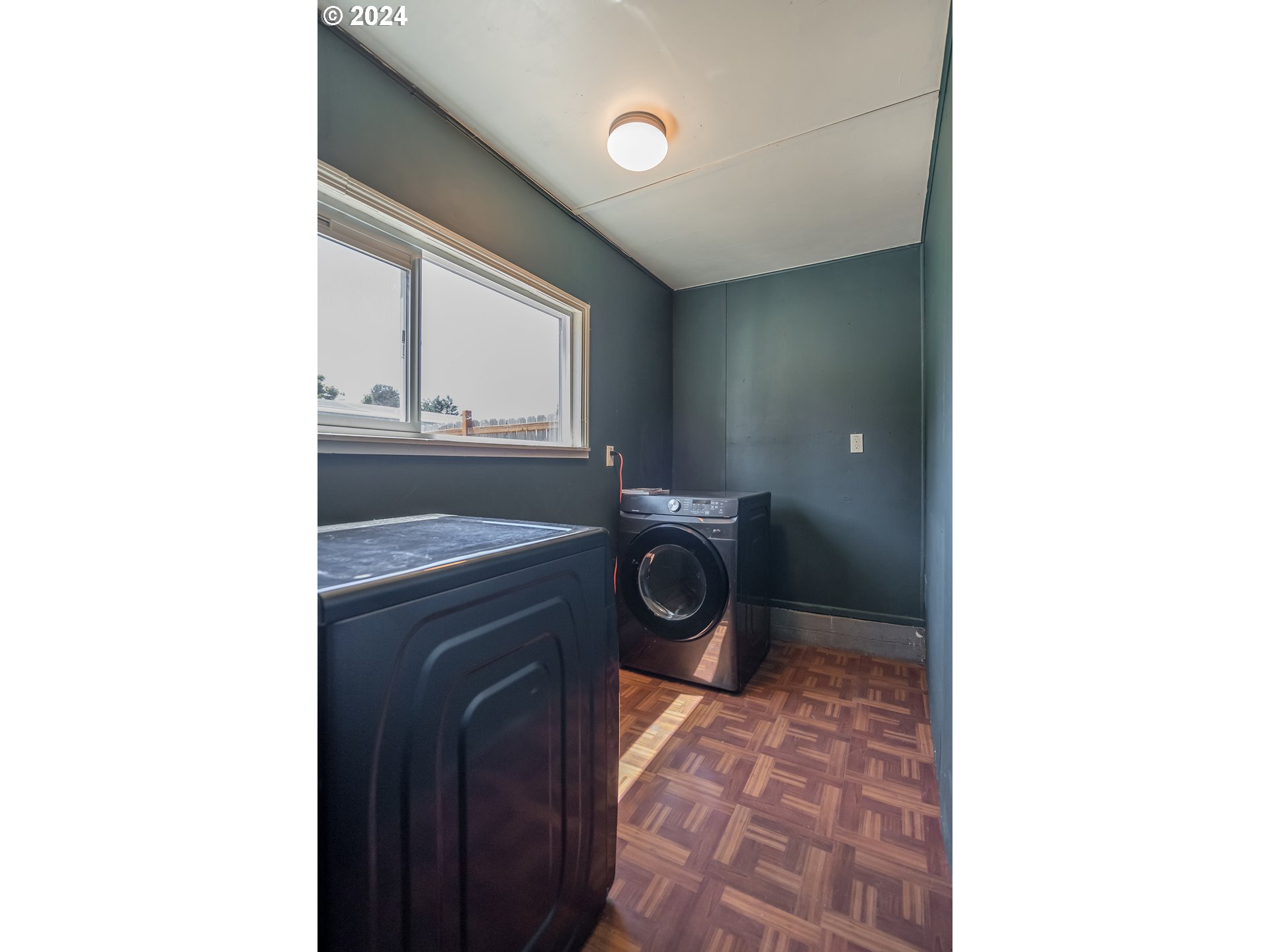 1011 West N Street Springfield, OR 97477 - Photo 18 of 23 Laundry
