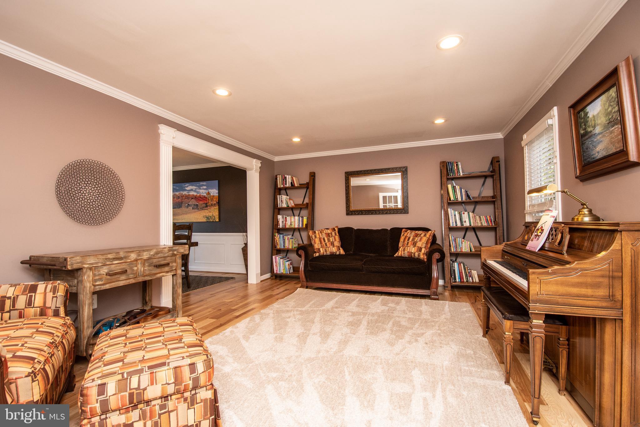 131 Hamilton Road Sterling, VA 20165 - Photo 4 of 51 Living room