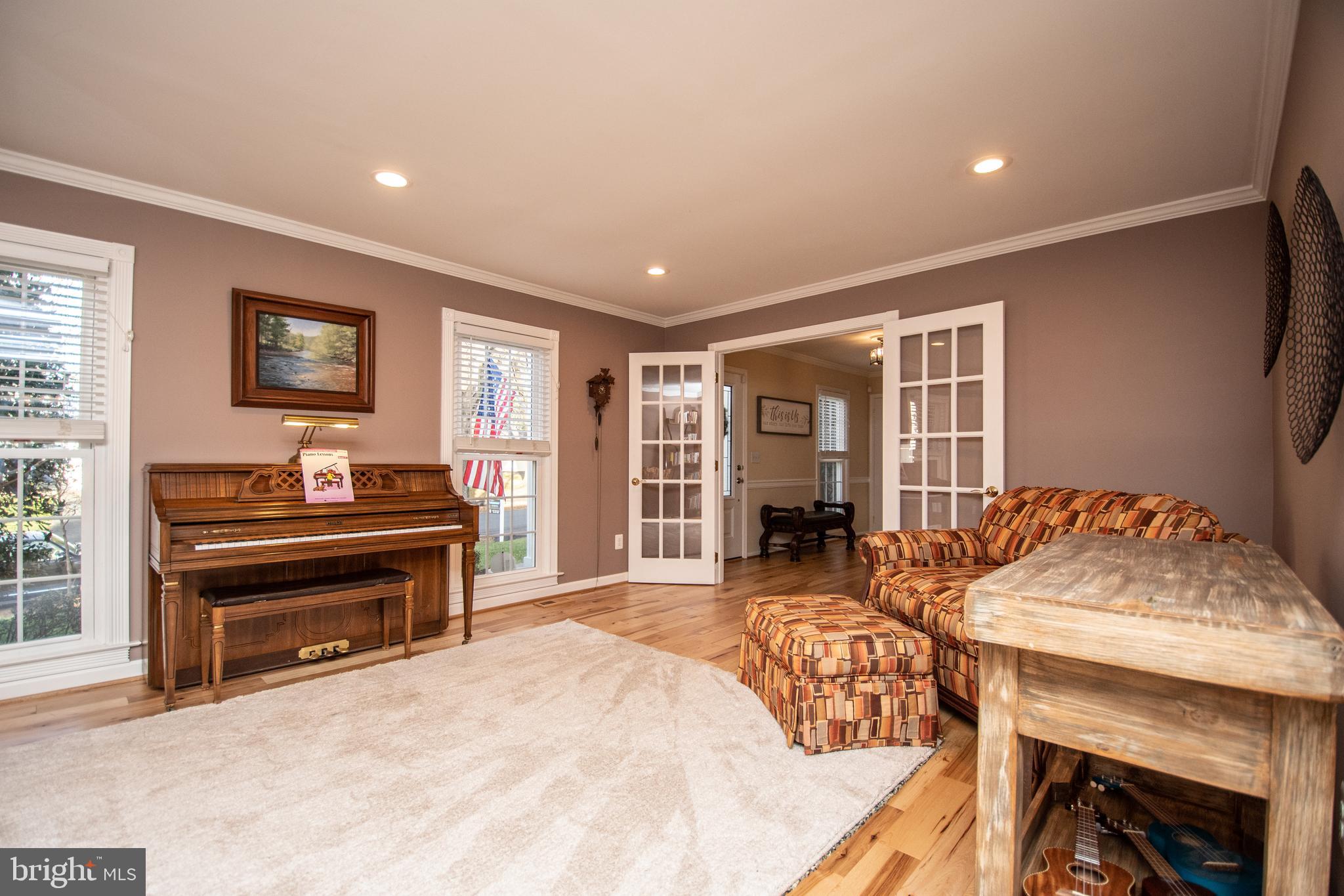 131 Hamilton Road Sterling, VA 20165 - Photo 5 of 51 Living room