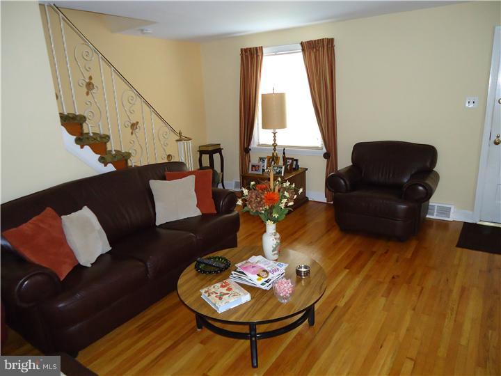 830 Laurel Road Yeadon, PA 19050 - Photo 3 of 24 Living Room