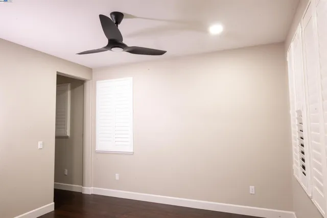 a view of entryway with window