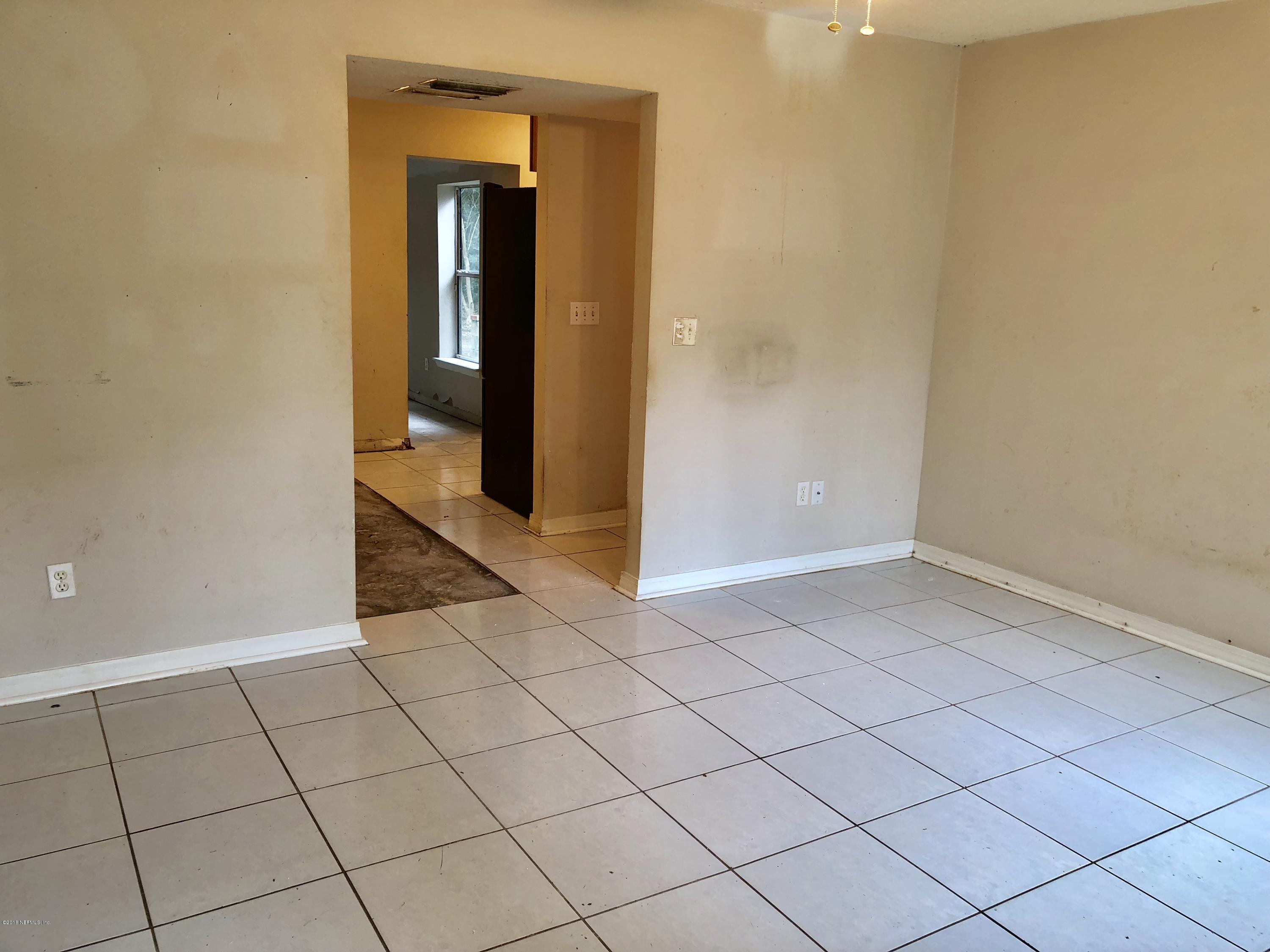 9909 Arnold Road Jacksonville, FL 32246 - Photo 3 of 18 Living Room