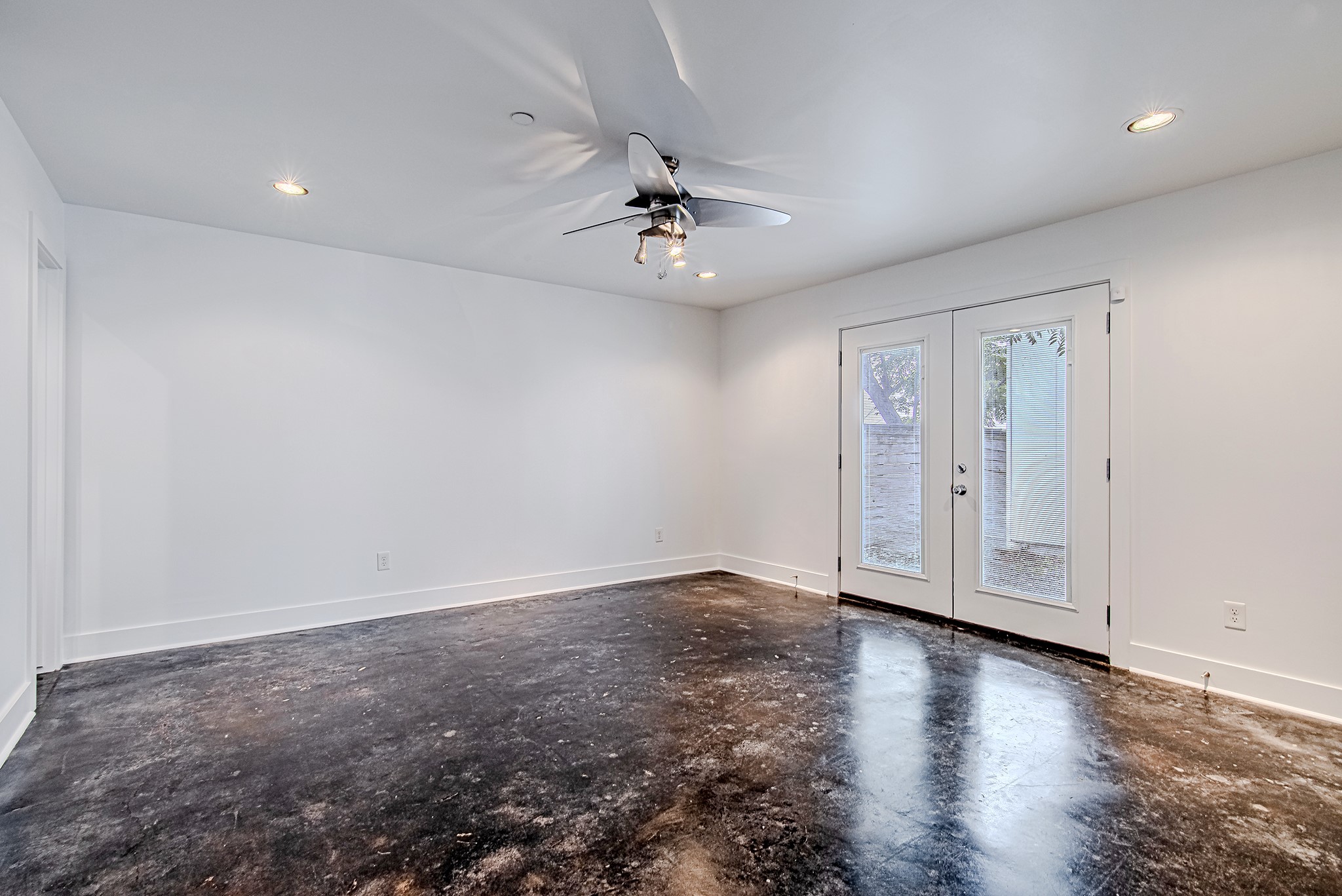 2025 Colquitt Street, Unit E Houston, TX 77098 - Photo 7 of 29 Spacious living area with high ceilings, wood flooring, and abundant natural light.