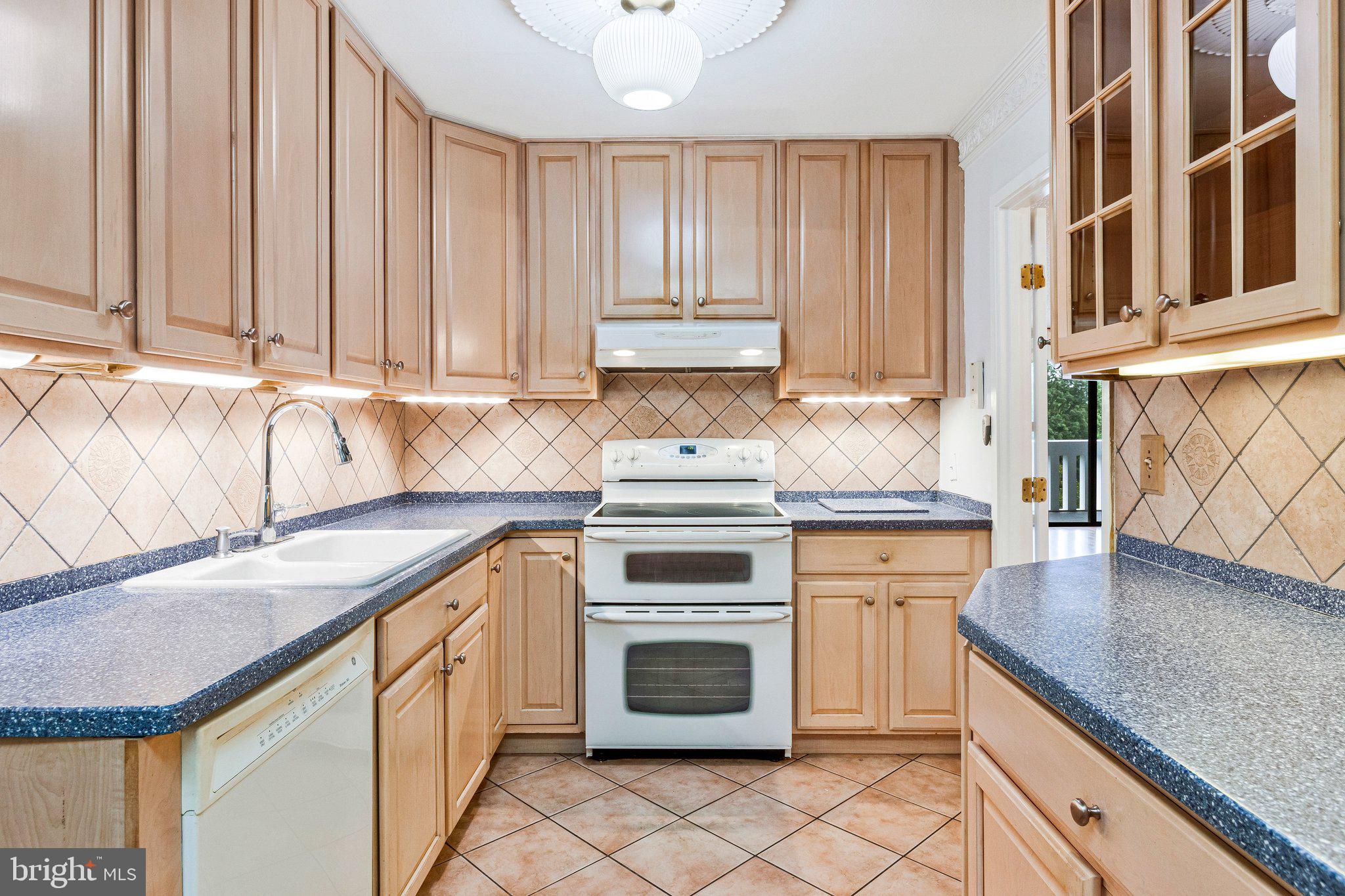6101 Edsall Road, Unit 407 Alexandria, VA 22304 - Photo 17 of 54 Kitchen