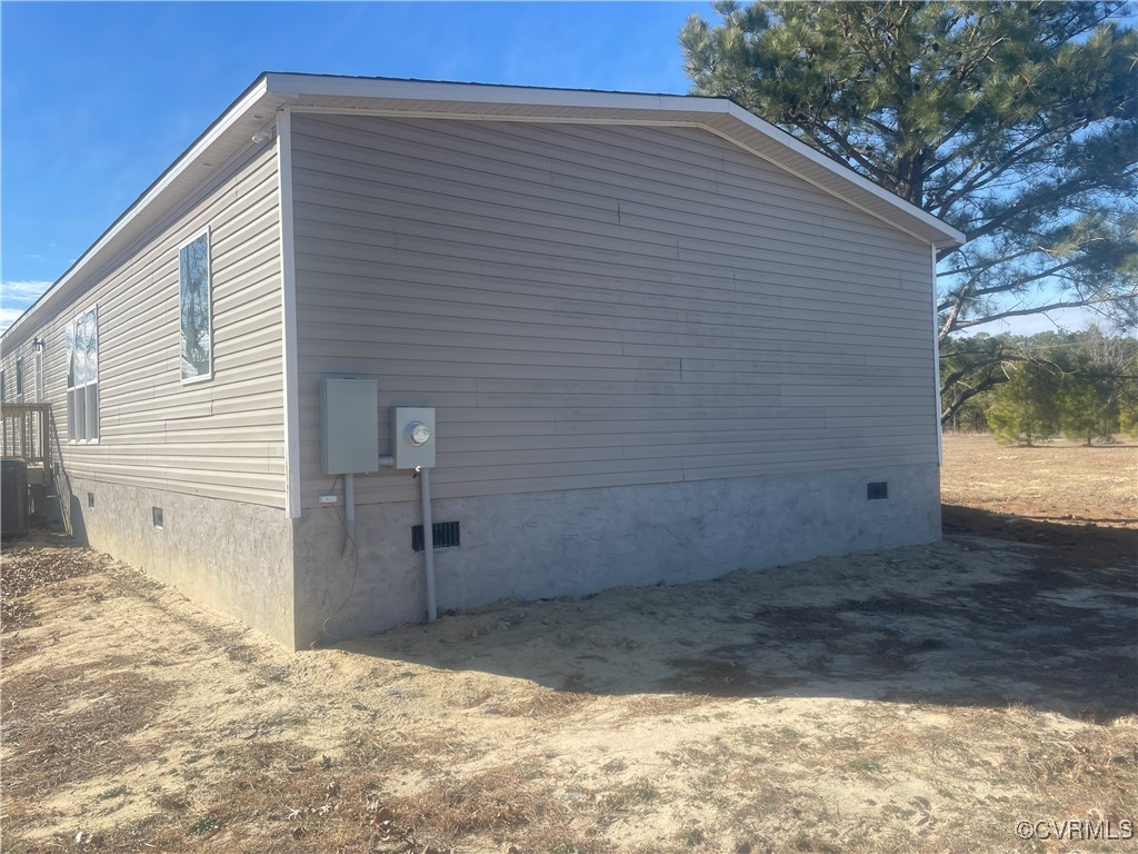 26286 Peters Bridge Road Courtland, VA 23837 - Photo 4 of 32 View of side of property with central AC